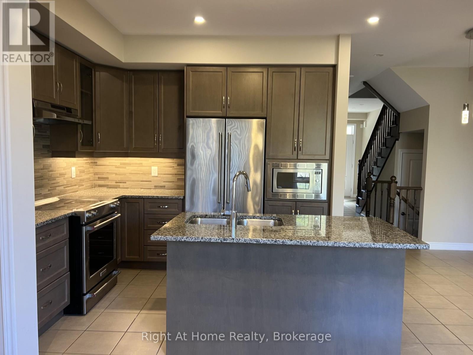 3277 Mockingbird Common, Oakville, Ontario  L6H 0W9 - Photo 3 - W12455715