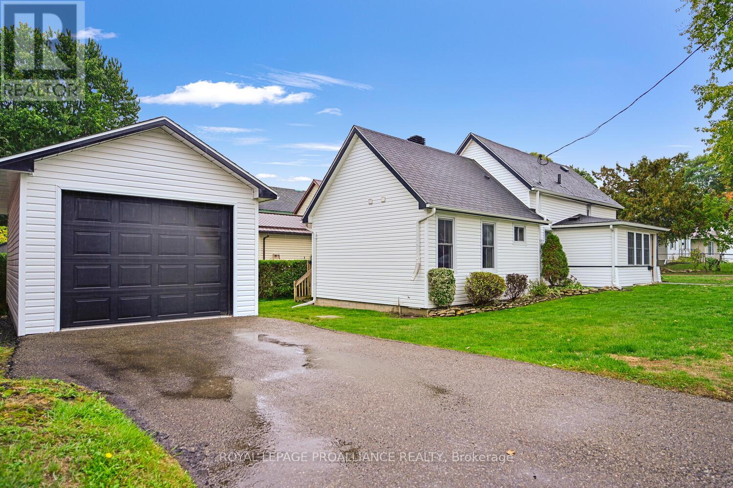 189 James Street E, Brockville, Ontario  K6V 1L6 - Photo 2 - X12455734