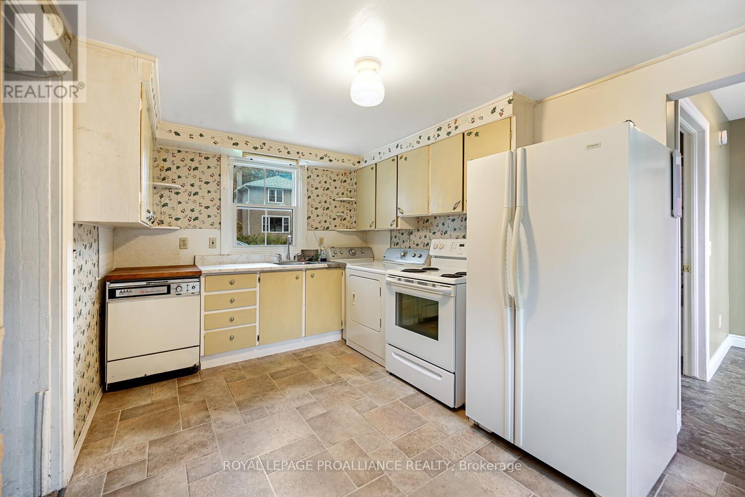 189 James Street E, Brockville, Ontario  K6V 1L6 - Photo 8 - X12455734