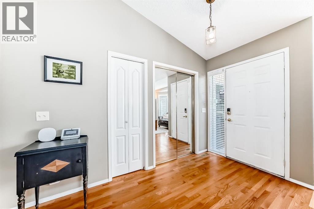 68 Woodmark Crescent Sw, Calgary, Alberta  T2w 4z2 - Photo 3 - A2263557