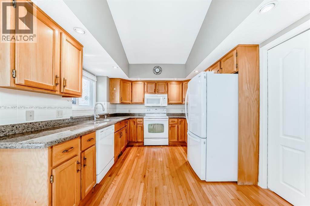 68 Woodmark Crescent Sw, Calgary, Alberta  T2w 4z2 - Photo 4 - A2263557