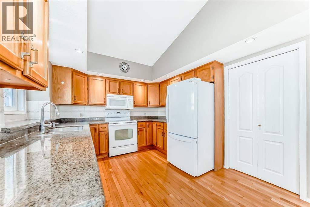 68 Woodmark Crescent Sw, Calgary, Alberta  T2w 4z2 - Photo 5 - A2263557