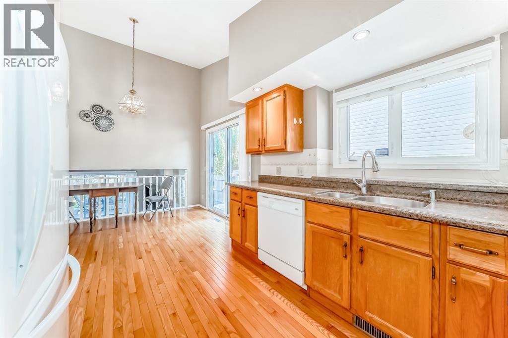 68 Woodmark Crescent Sw, Calgary, Alberta  T2w 4z2 - Photo 7 - A2263557