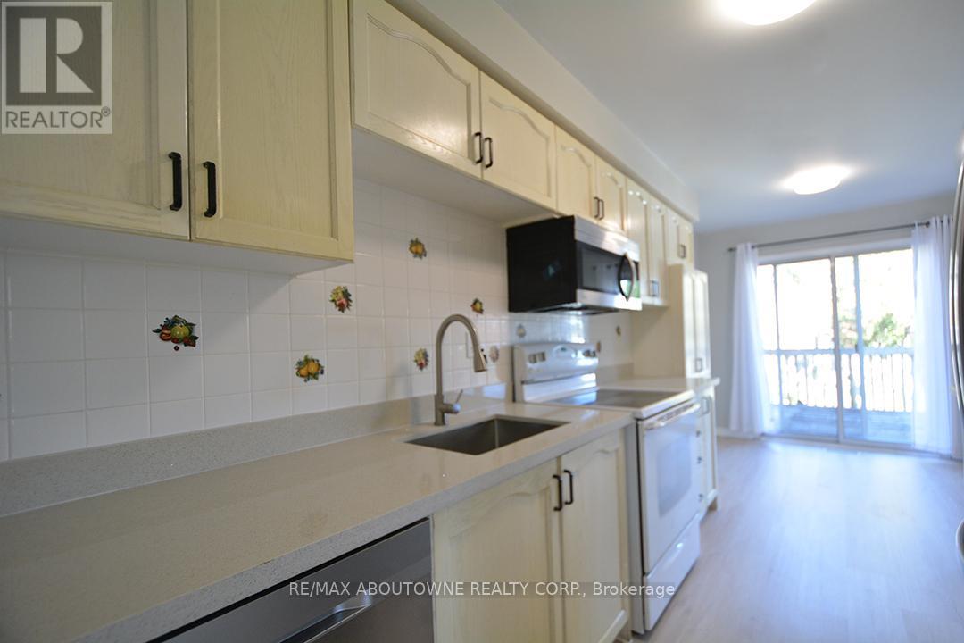 2211 Dale Ridge Drive, Oakville, Ontario  L6M 3L4 - Photo 10 - W12455751