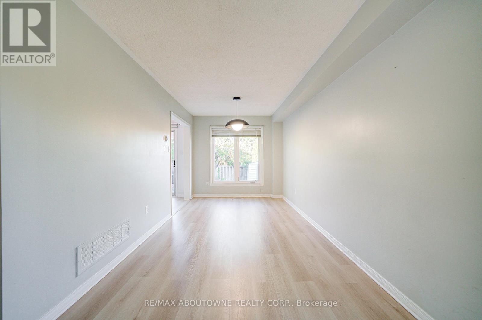 2211 Dale Ridge Drive, Oakville, Ontario  L6M 3L4 - Photo 12 - W12455751