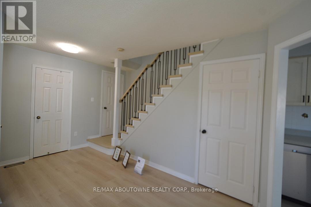 2211 Dale Ridge Drive, Oakville, Ontario  L6M 3L4 - Photo 17 - W12455751