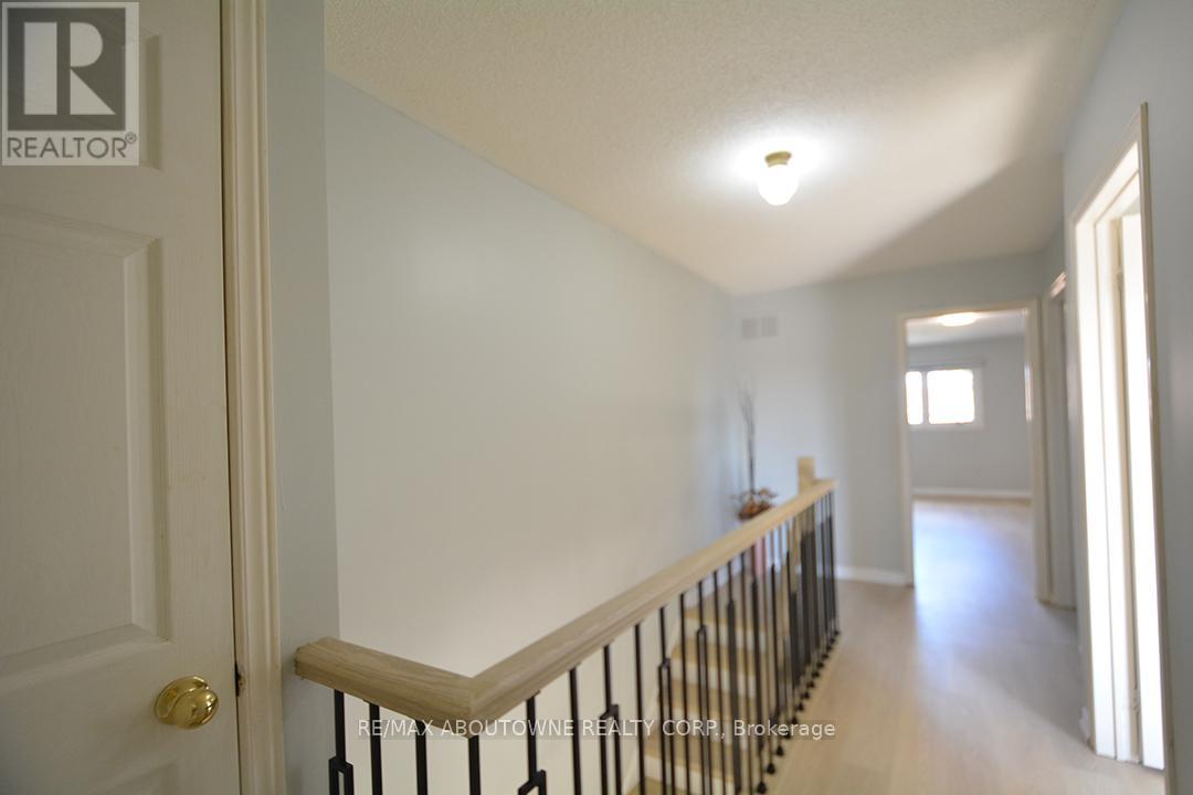2211 Dale Ridge Drive, Oakville, Ontario  L6M 3L4 - Photo 19 - W12455751
