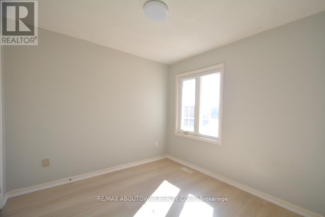 2211 Dale Ridge Drive, Oakville, Ontario  L6M 3L4 - Photo 21 - W12455751