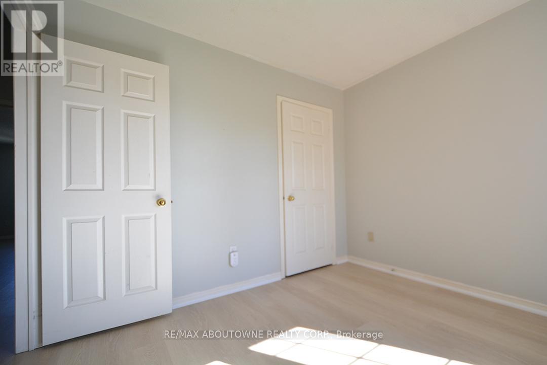 2211 Dale Ridge Drive, Oakville, Ontario  L6M 3L4 - Photo 23 - W12455751