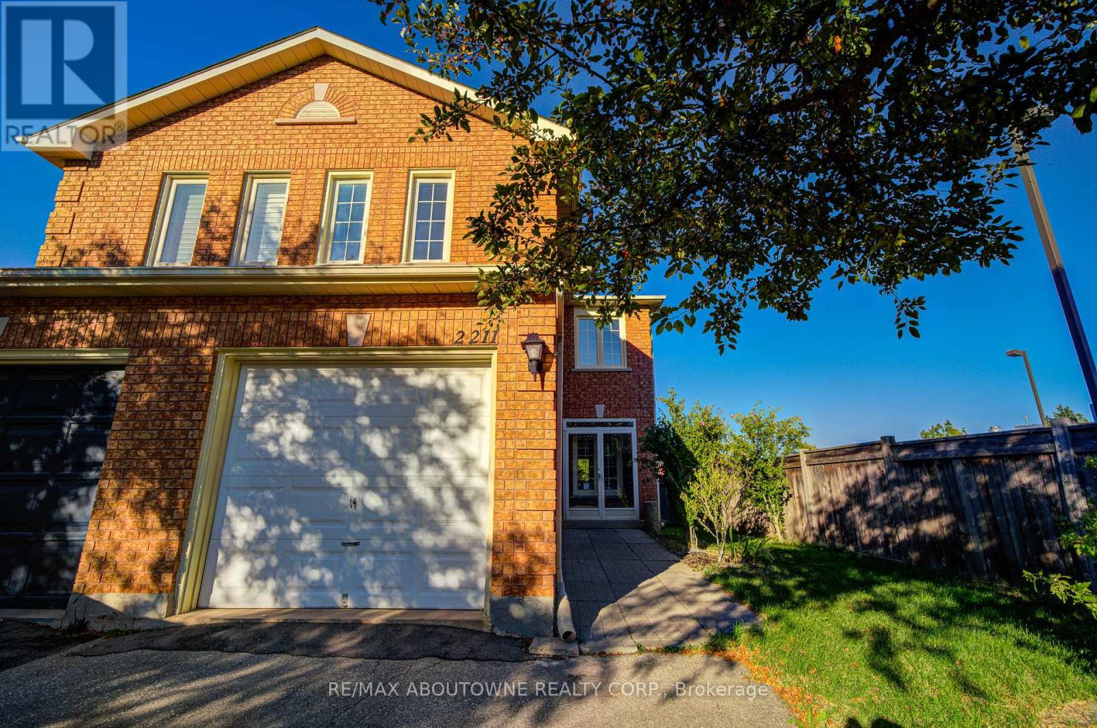 2211 Dale Ridge Drive, Oakville, Ontario  L6M 3L4 - Photo 3 - W12455751