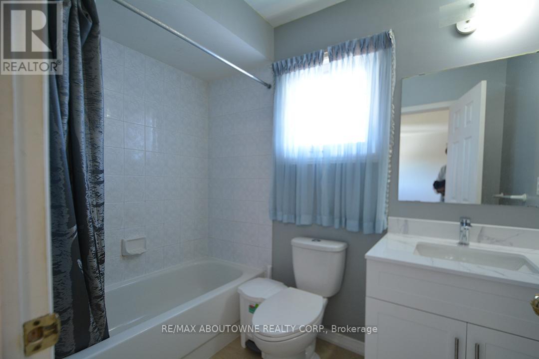 2211 Dale Ridge Drive, Oakville, Ontario  L6M 3L4 - Photo 32 - W12455751