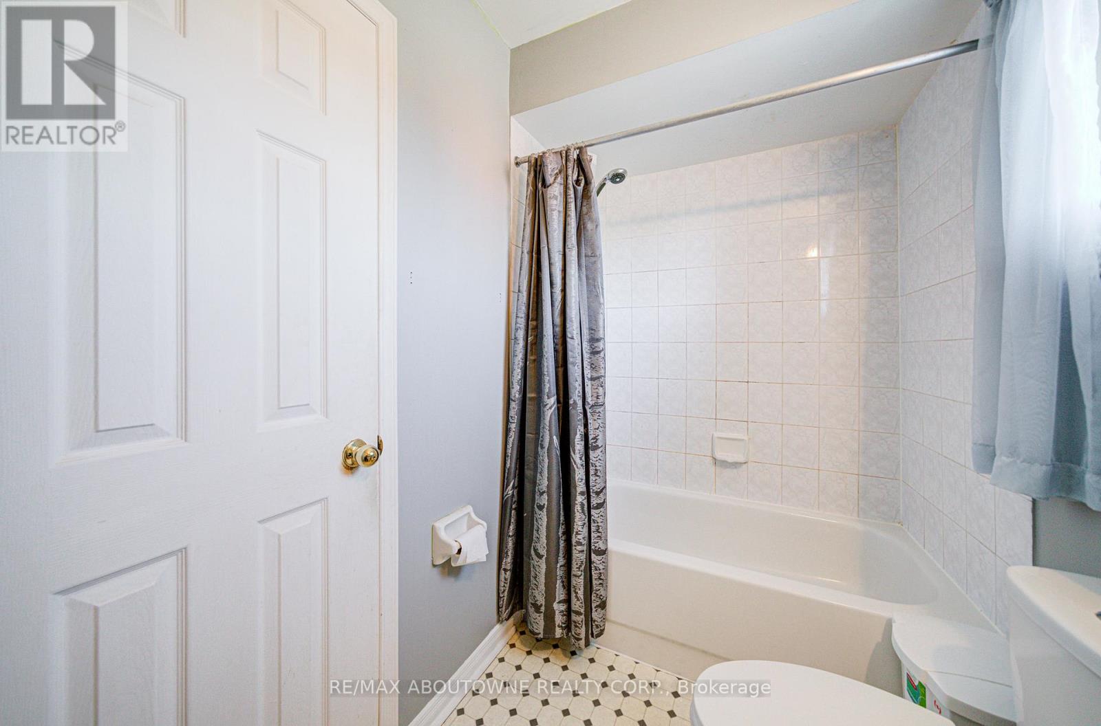 2211 Dale Ridge Drive, Oakville, Ontario  L6M 3L4 - Photo 34 - W12455751