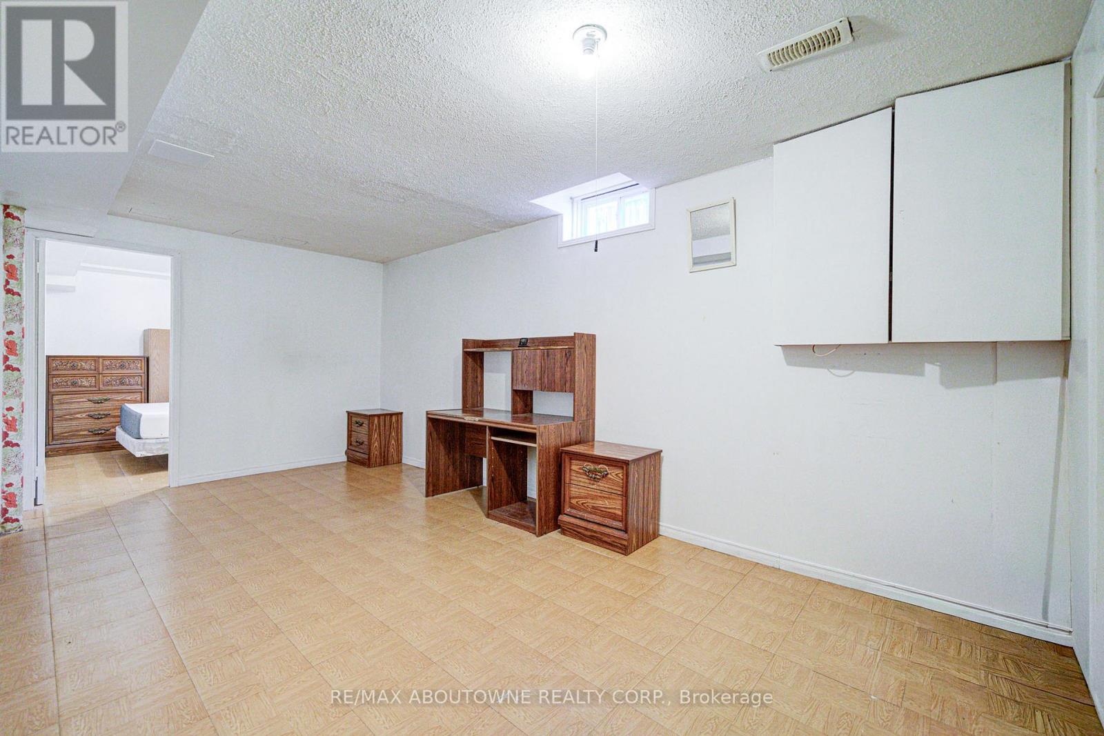 2211 Dale Ridge Drive, Oakville, Ontario  L6M 3L4 - Photo 37 - W12455751