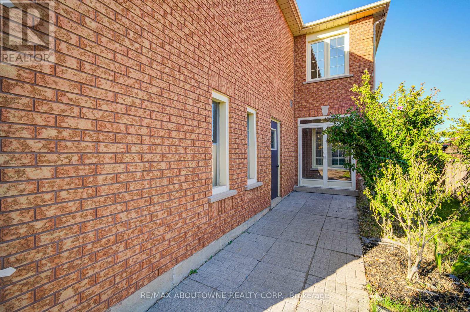 2211 Dale Ridge Drive, Oakville, Ontario  L6M 3L4 - Photo 4 - W12455751