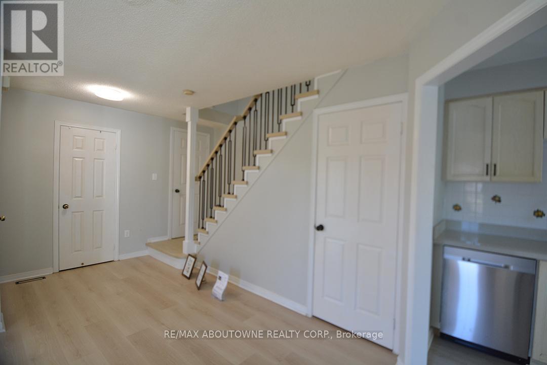 2211 Dale Ridge Drive, Oakville, Ontario  L6M 3L4 - Photo 8 - W12455751