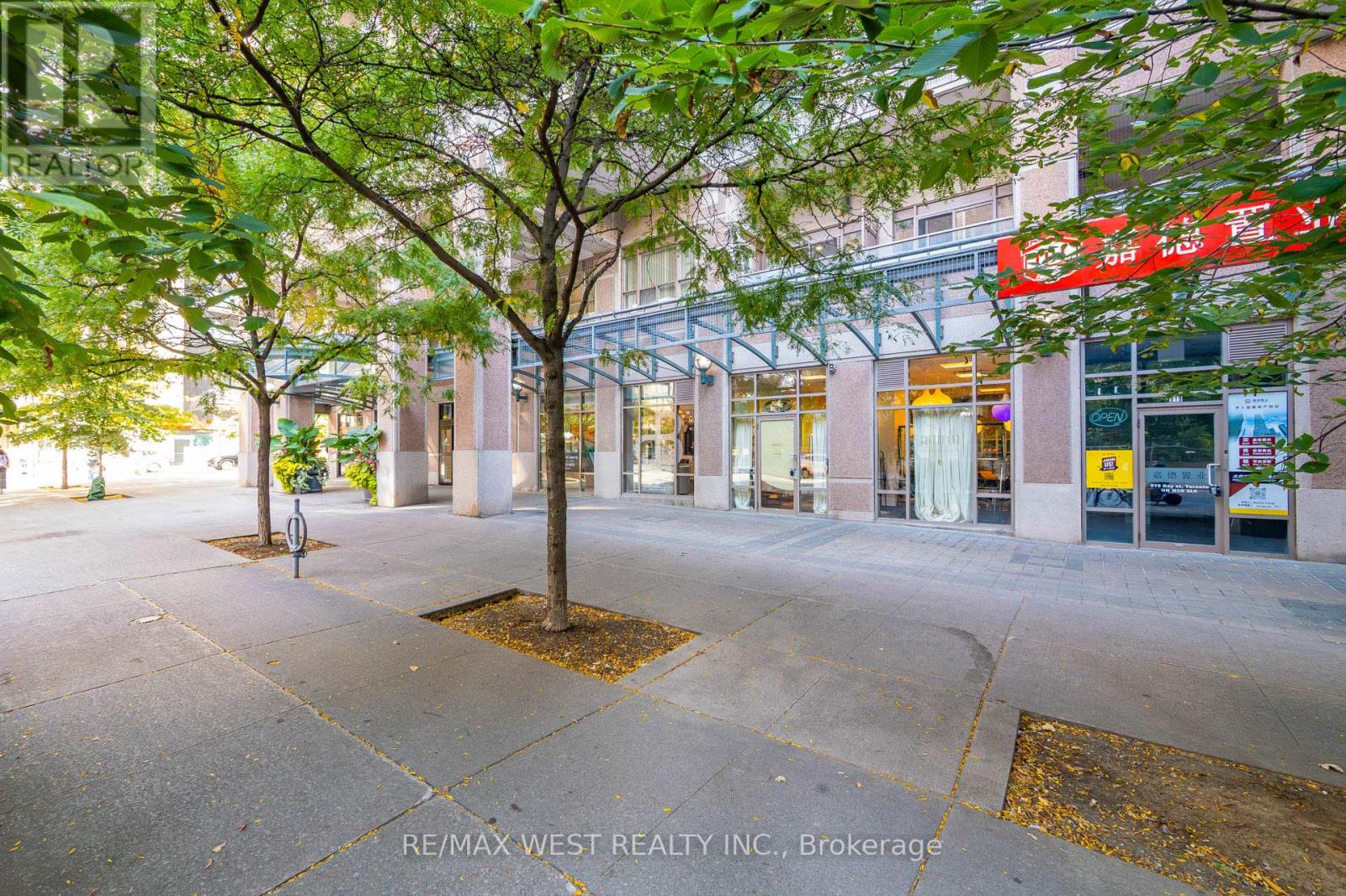 921 Bay St. Street, Toronto, Ontario  M5S 3L6 - Photo 2 - C12455553