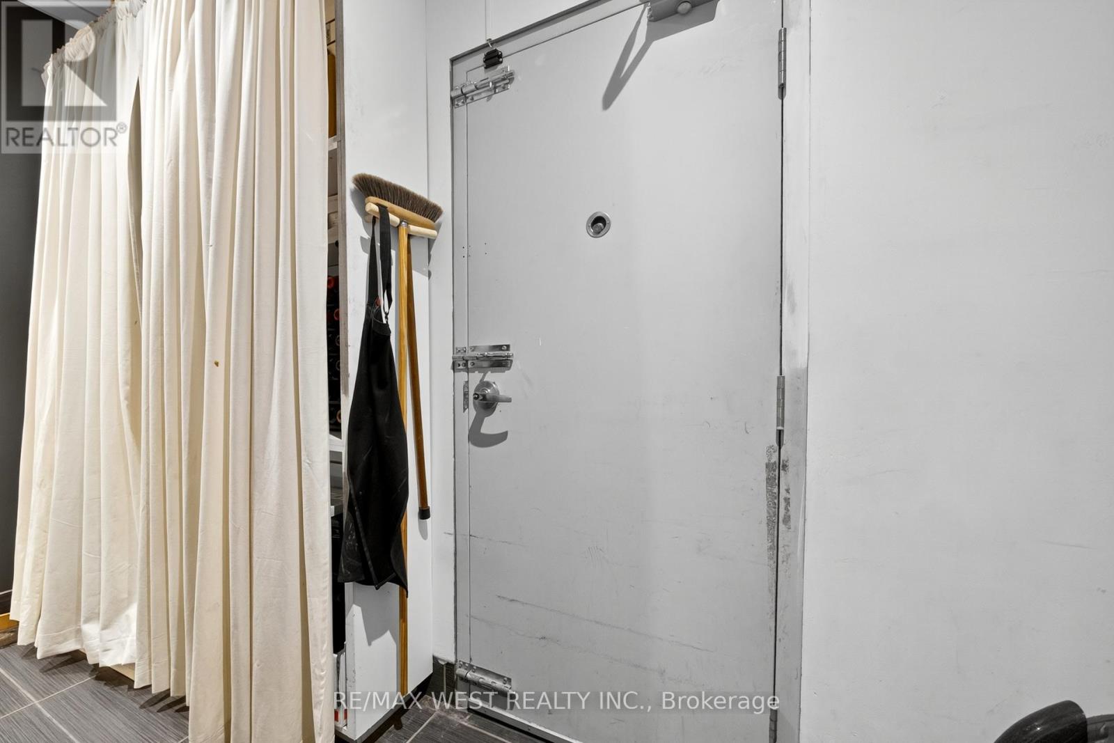 921 Bay St. Street, Toronto, Ontario  M5S 3L6 - Photo 27 - C12455553