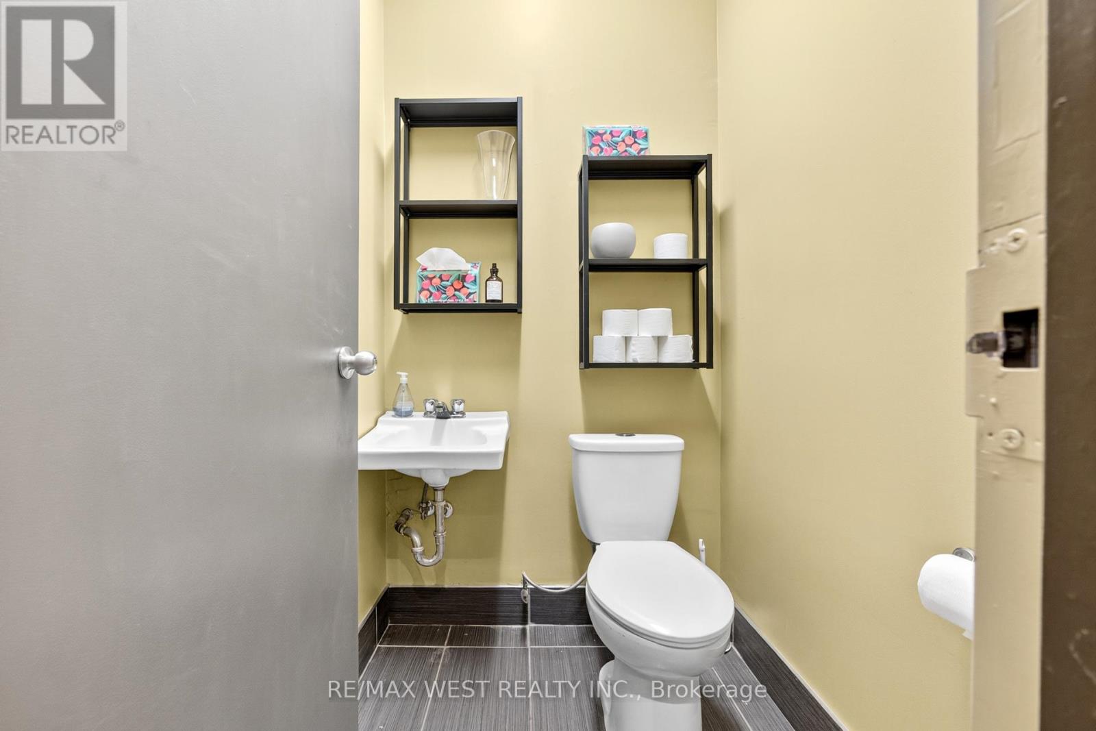 921 Bay St. Street, Toronto, Ontario  M5S 3L6 - Photo 23 - C12455553