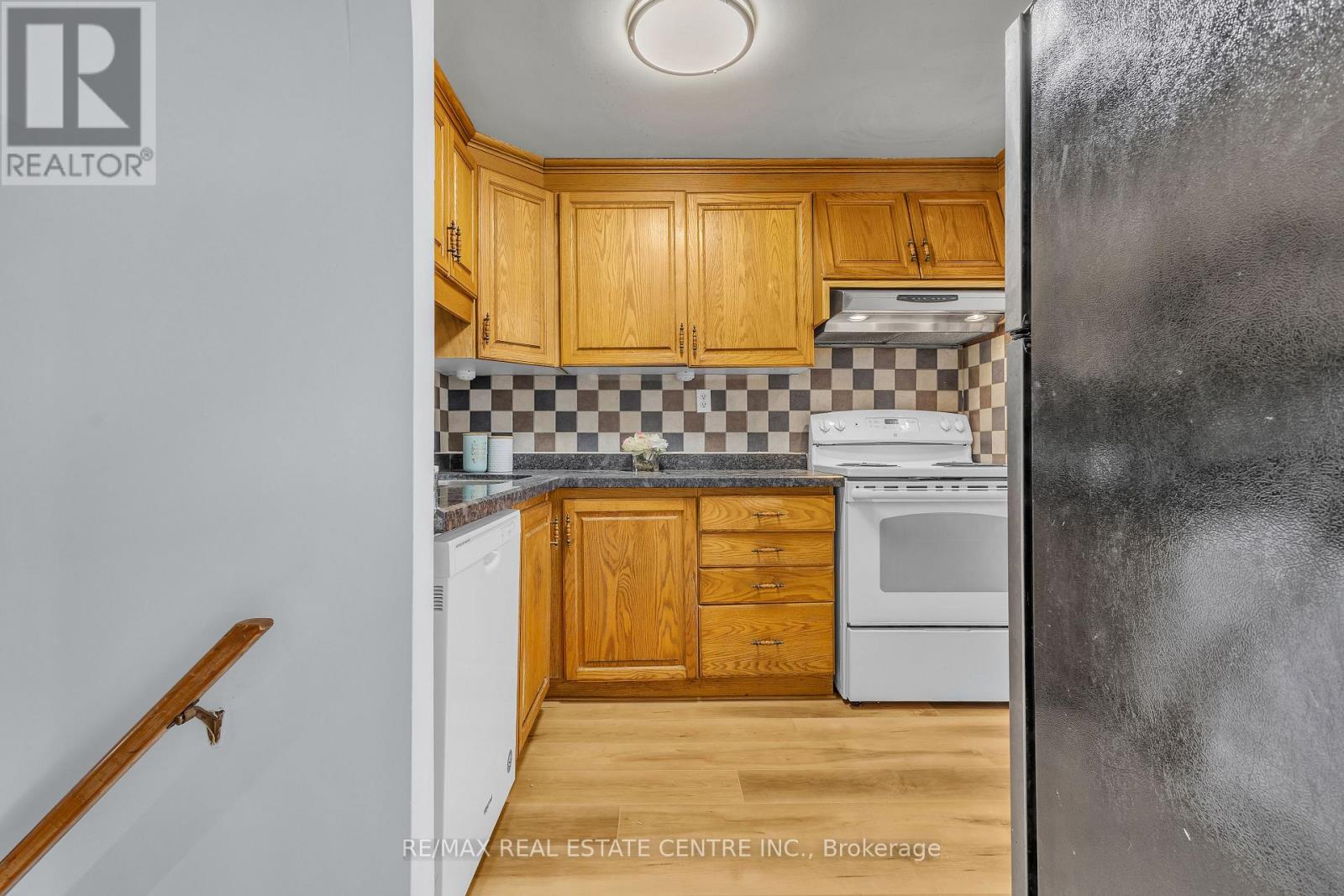 87 Christopher Drive, Waterloo, Ontario  N2J 4J6 - Photo 7 - X12455748