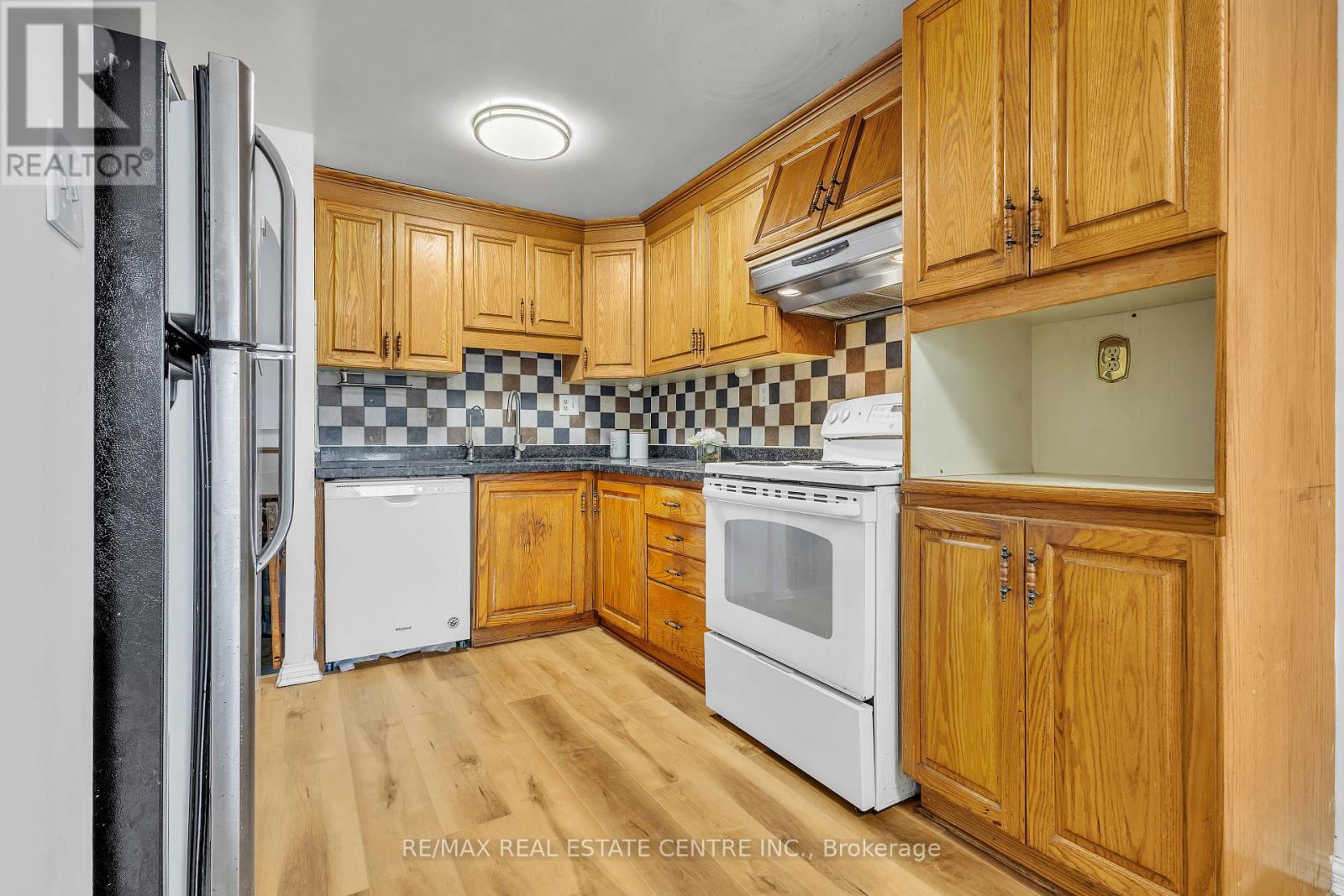 87 Christopher Drive, Waterloo, Ontario  N2J 4J6 - Photo 9 - X12455748