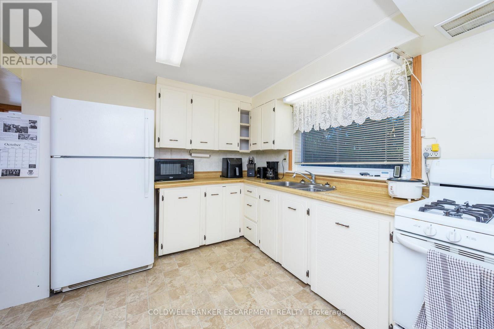 111 Elizabeth Drive, Halton Hills, Ontario  L7J 1B6 - Photo 12 - W12455760