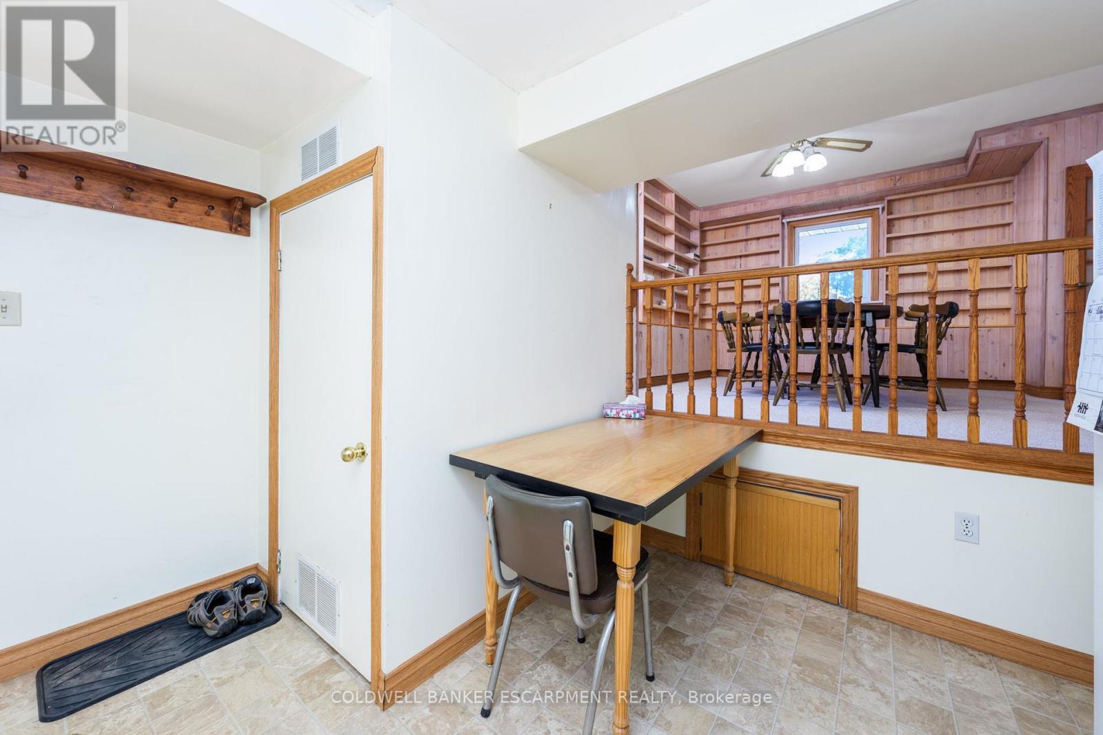 111 Elizabeth Drive, Halton Hills, Ontario  L7J 1B6 - Photo 14 - W12455760