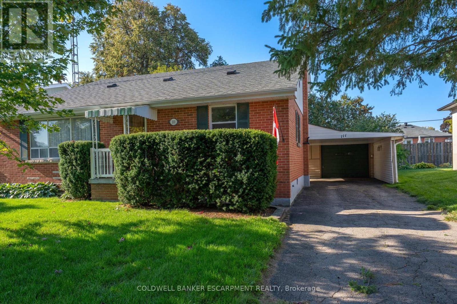 111 Elizabeth Drive, Halton Hills, Ontario  L7J 1B6 - Photo 2 - W12455760