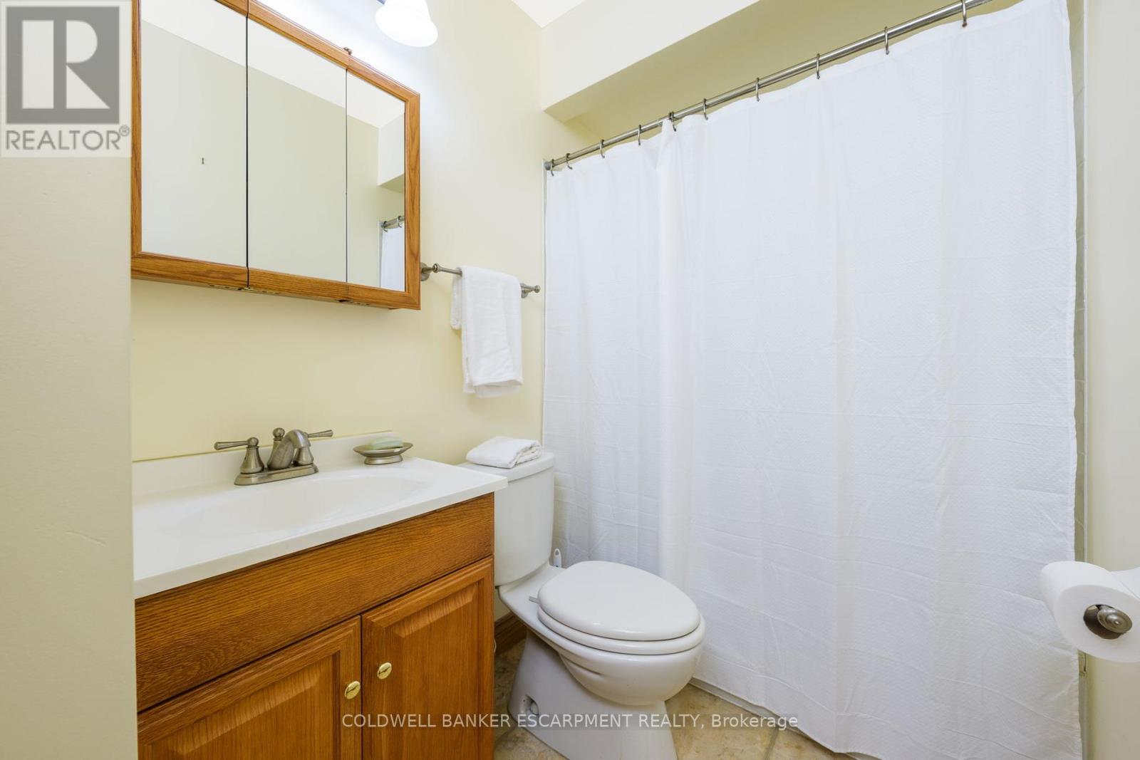 111 Elizabeth Drive, Halton Hills, Ontario  L7J 1B6 - Photo 21 - W12455760