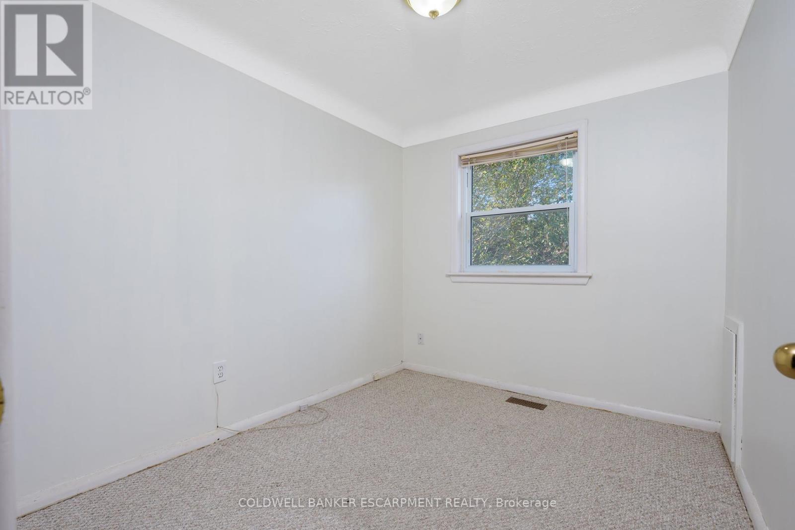 111 Elizabeth Drive, Halton Hills, Ontario  L7J 1B6 - Photo 23 - W12455760