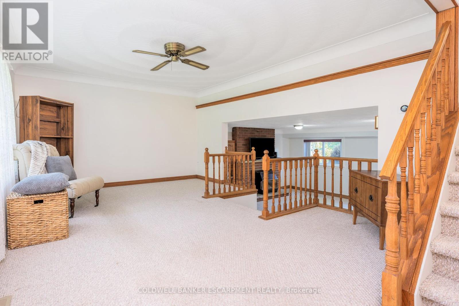 111 Elizabeth Drive, Halton Hills, Ontario  L7J 1B6 - Photo 4 - W12455760