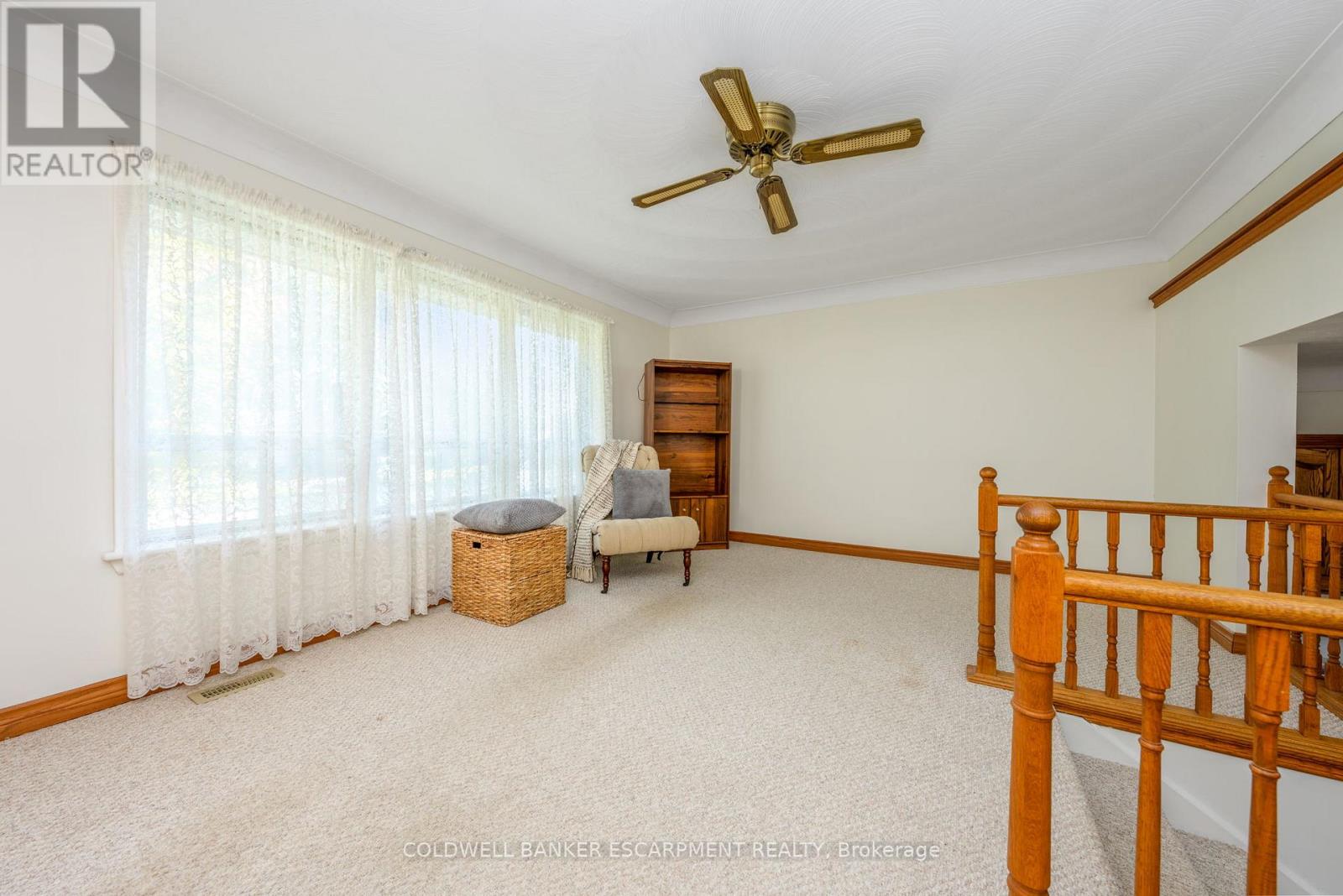 111 Elizabeth Drive, Halton Hills, Ontario  L7J 1B6 - Photo 5 - W12455760