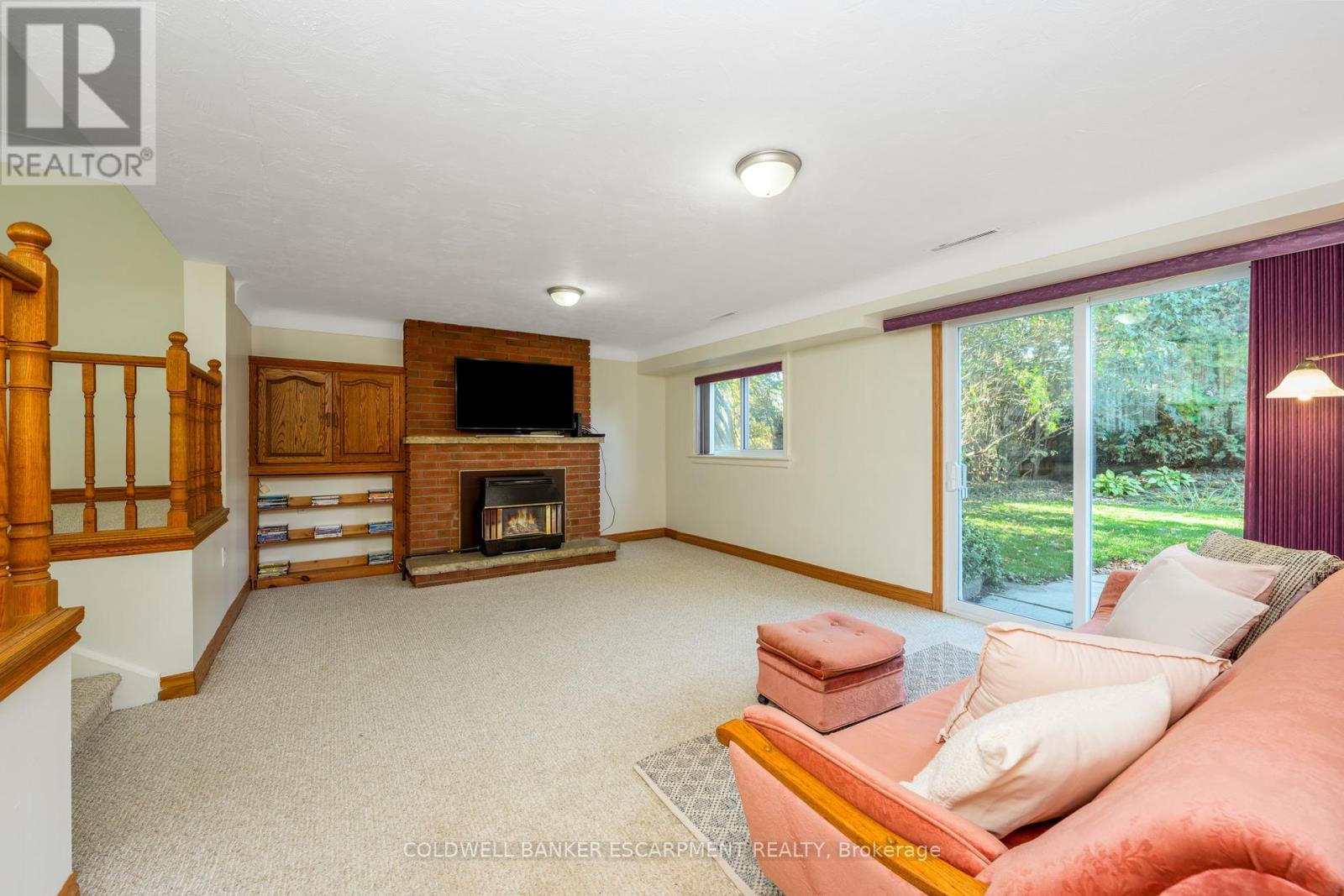 111 Elizabeth Drive, Halton Hills, Ontario  L7J 1B6 - Photo 8 - W12455760