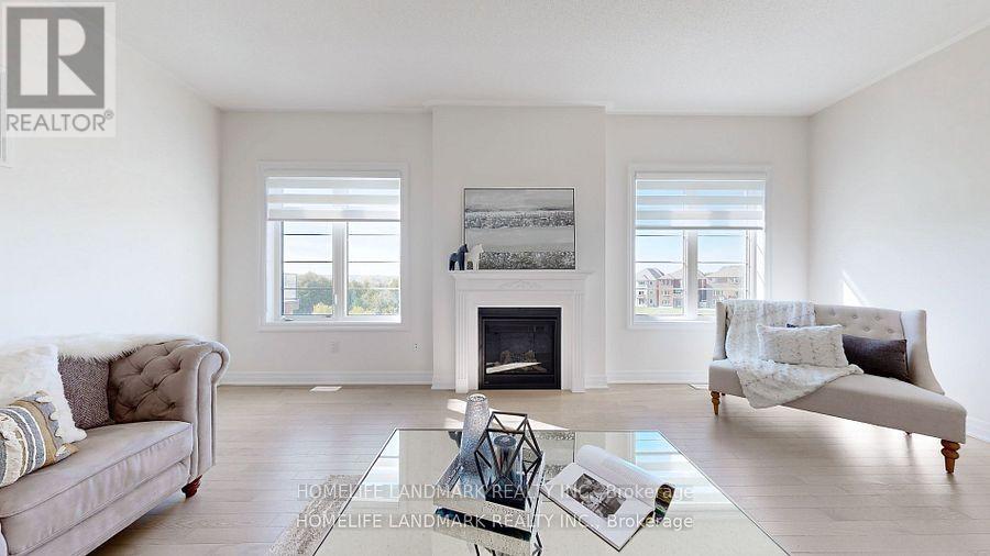 16 Slater Crescent, East Gwillimbury, Ontario  L9N 0P8 - Photo 3 - N12455783