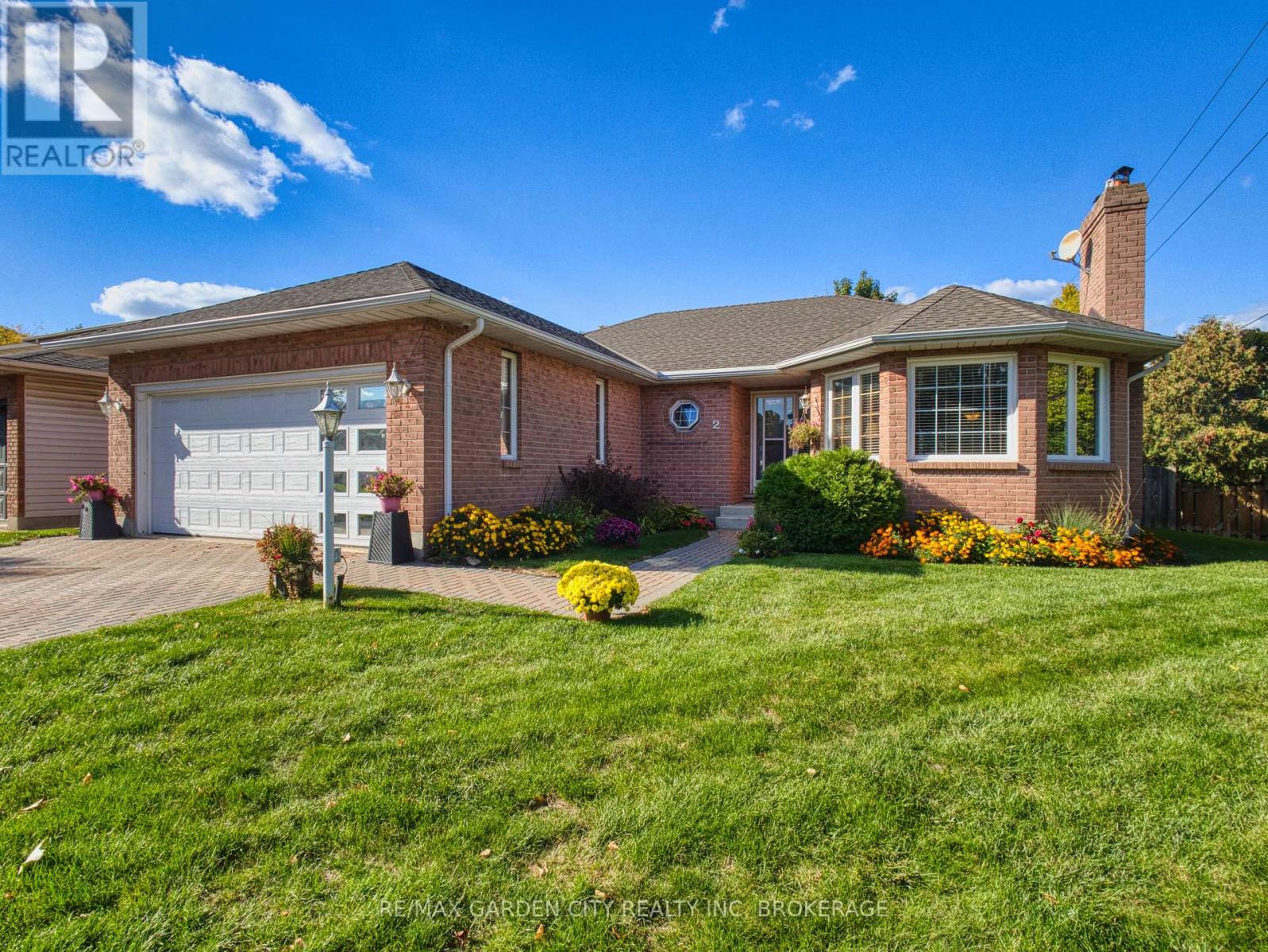 2 Harvest Oak Drive, St. Catharines, Ontario  L2S 3H4 - Photo 2 - X12455816