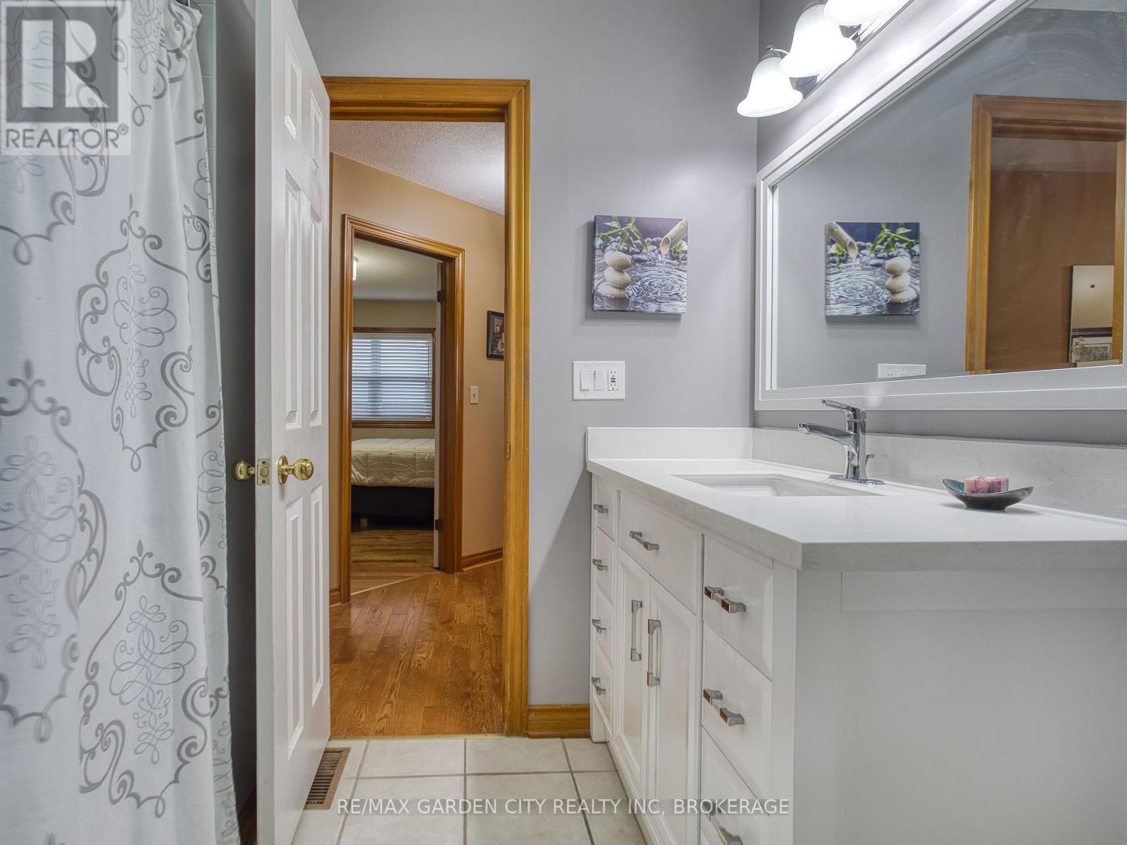 2 Harvest Oak Drive, St. Catharines, Ontario  L2S 3H4 - Photo 22 - X12455816