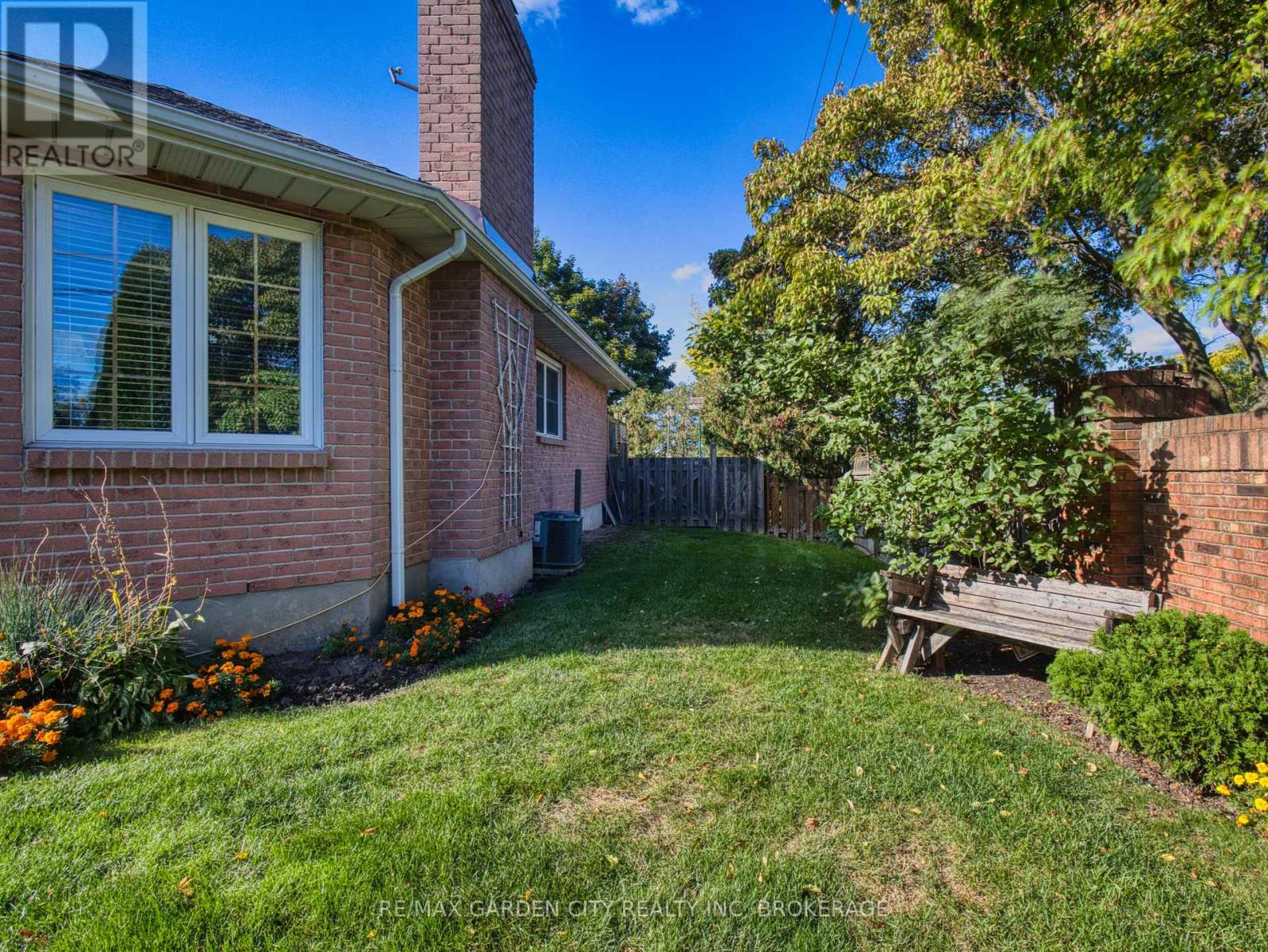 2 Harvest Oak Drive, St. Catharines, Ontario  L2S 3H4 - Photo 4 - X12455816