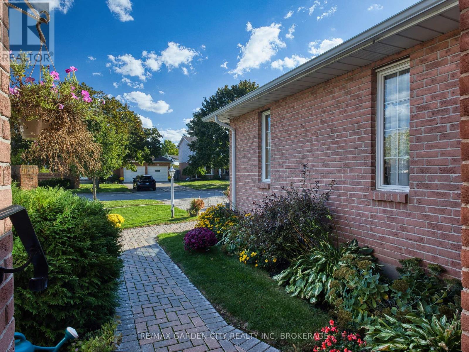 2 Harvest Oak Drive, St. Catharines, Ontario  L2S 3H4 - Photo 8 - X12455816