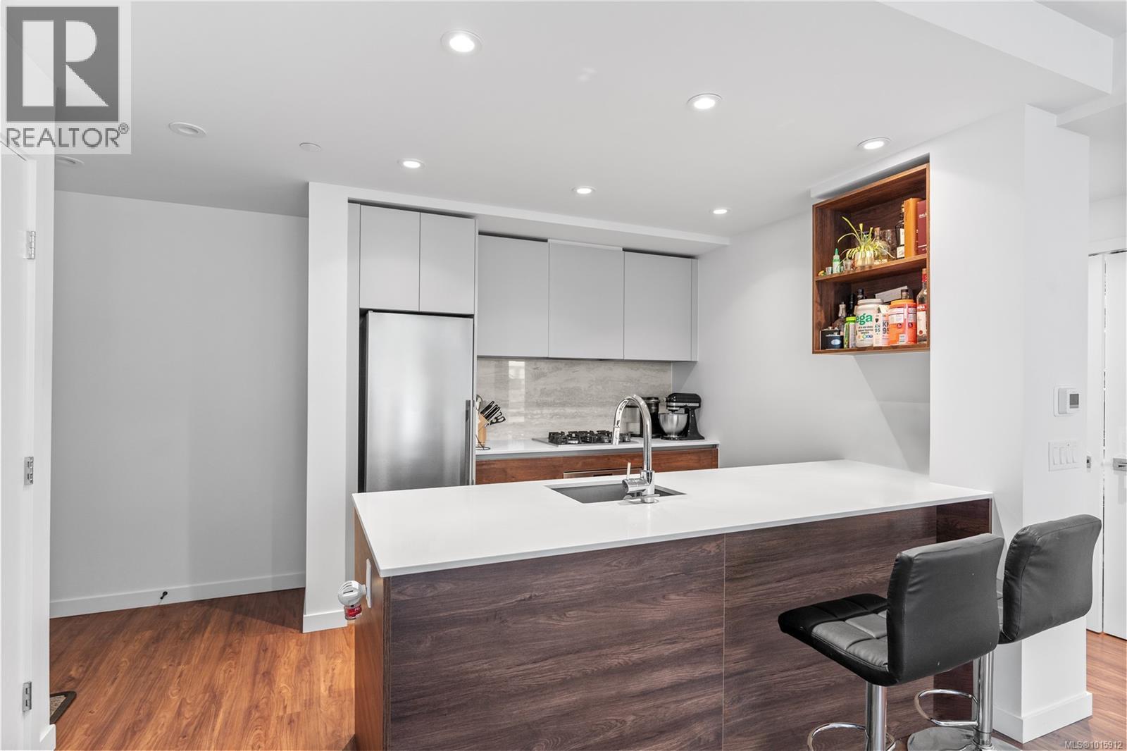 504 369 Tyee Rd, Victoria, British Columbia