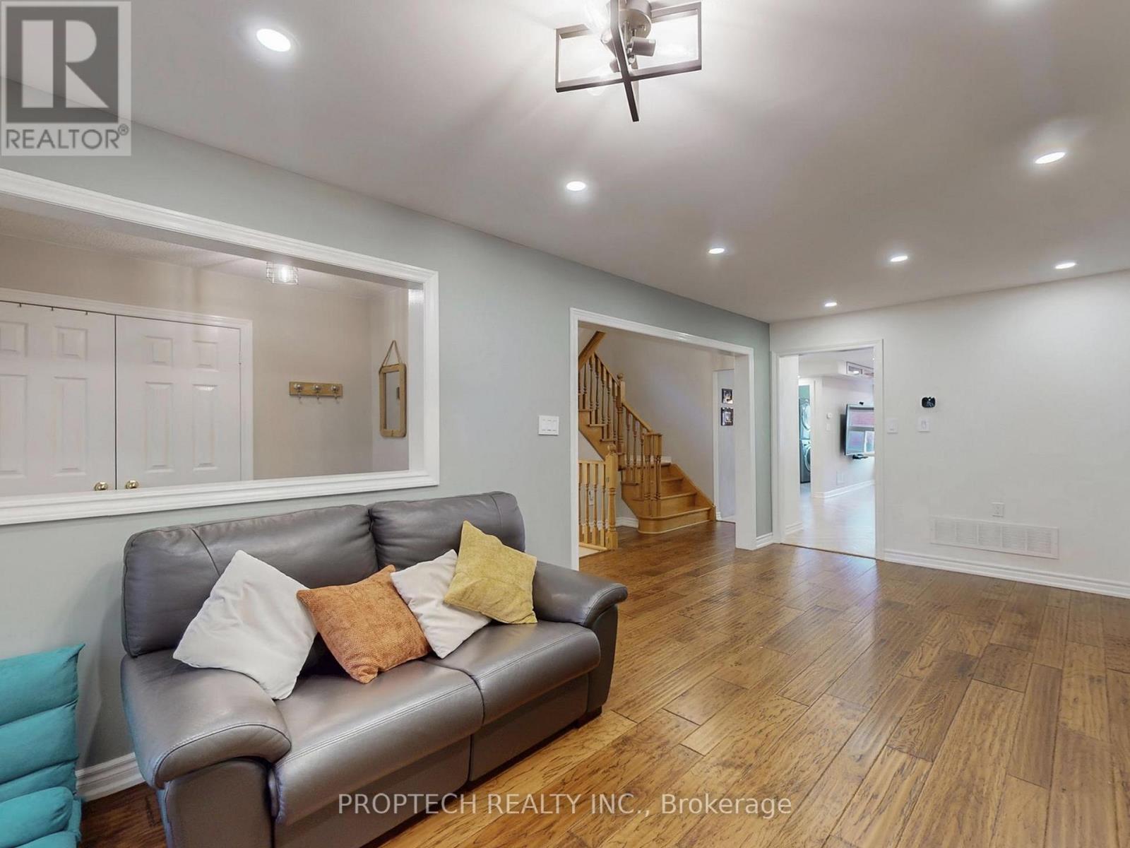 61 Cariglia Trail, Markham, Ontario  L3R 4X1 - Photo 6 - N12455791