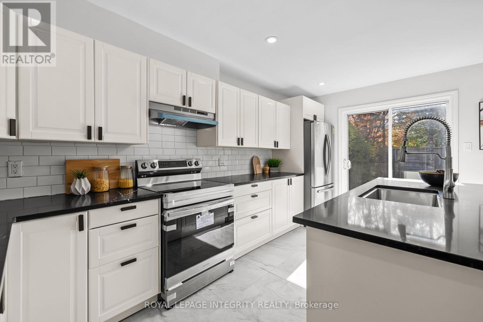83 Saddle Crescent, Ottawa, Ontario  K1G 5L3 - Photo 14 - X12455830