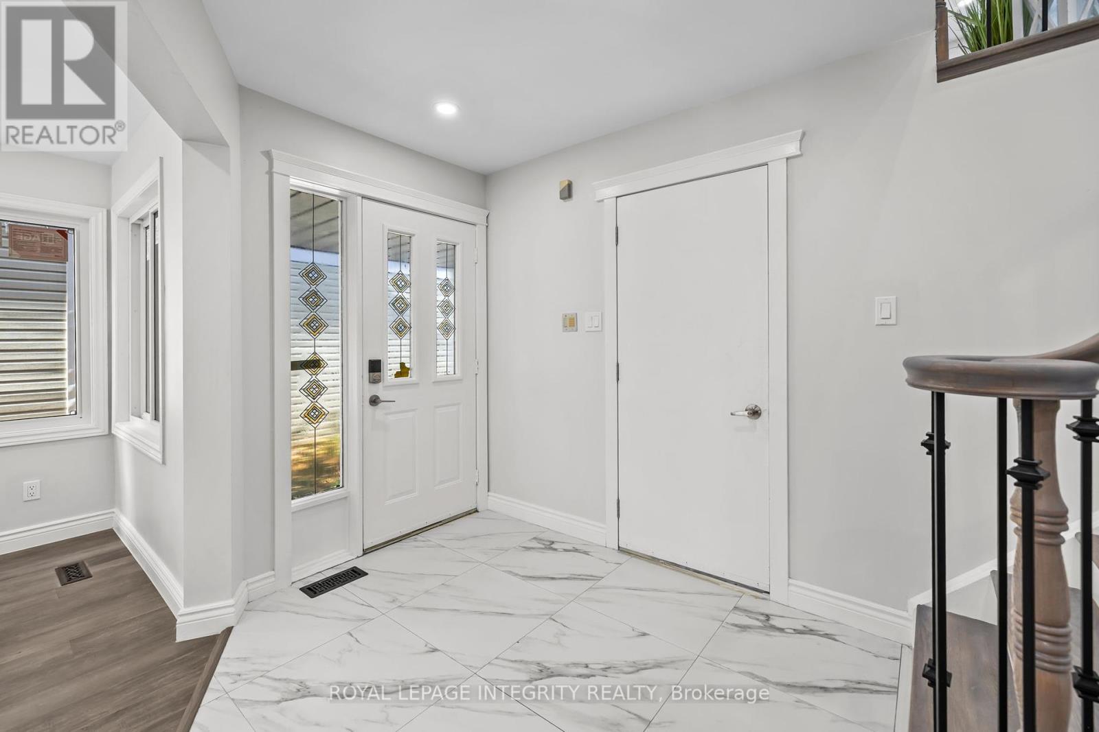 83 Saddle Crescent, Ottawa, Ontario  K1G 5L3 - Photo 3 - X12455830