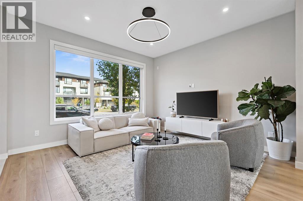 2225 77 Street Sw, Calgary, Alberta  T3H 6E1 - Photo 3 - A2263677
