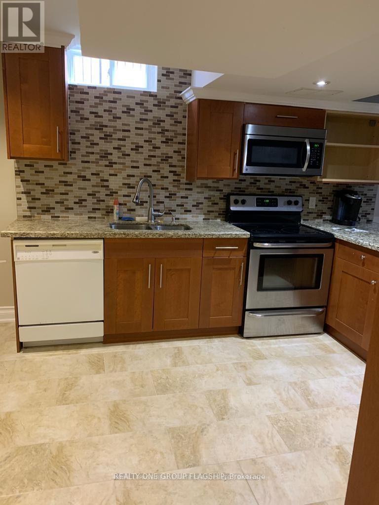 Lower - 2256 Manor Hill Lower Drive, Mississauga, Ontario  L5M 5B8 - Photo 3 - W12455825