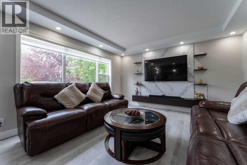 276 Fairways Bay Nw, Airdrie, Alberta  T4B 2P5 - Photo 4 - A2263490