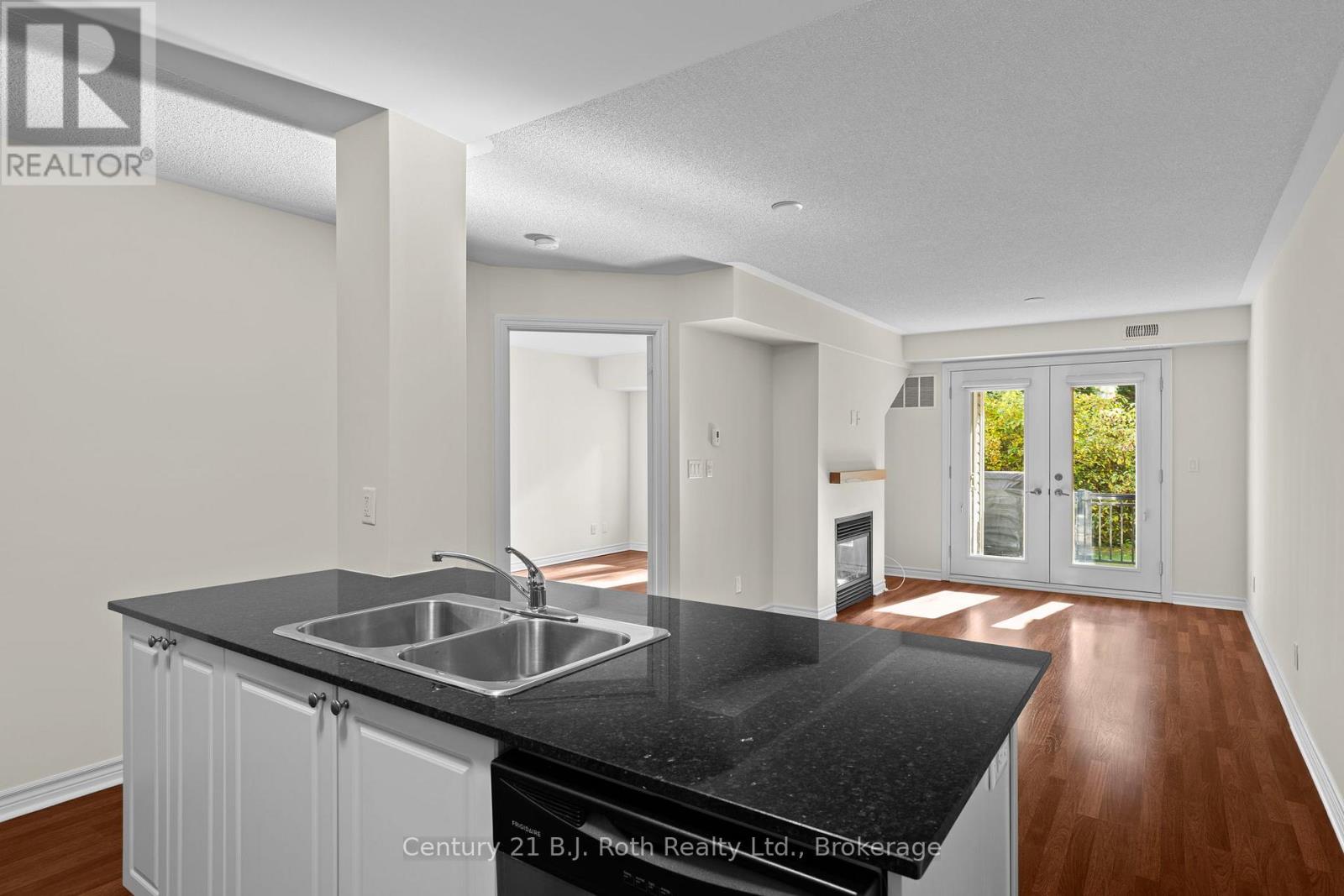 104 - 4 Brandy Lane Drive, Collingwood, Ontario  L9Y 0X4 - Photo 4 - S12455870