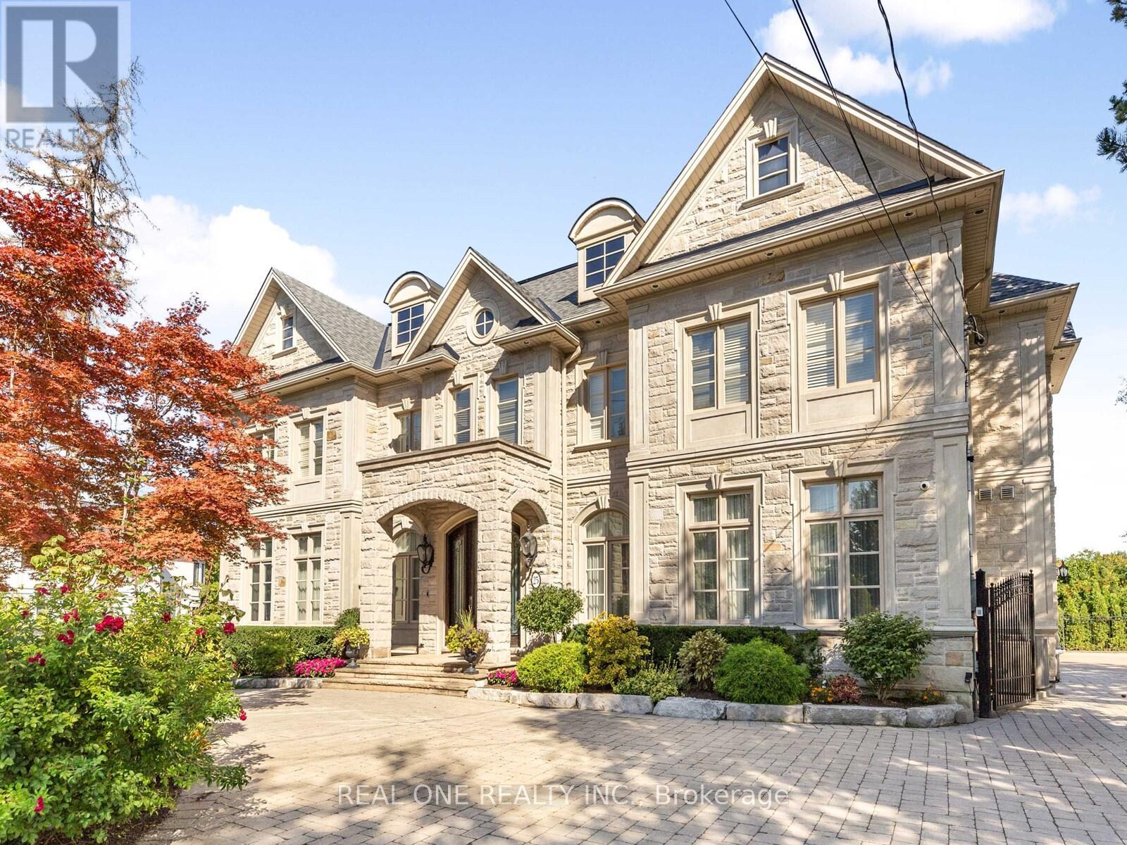 25 Dempsey Crescent, Toronto, Ontario  M2L 1Y4 - Photo 2 - C12455840