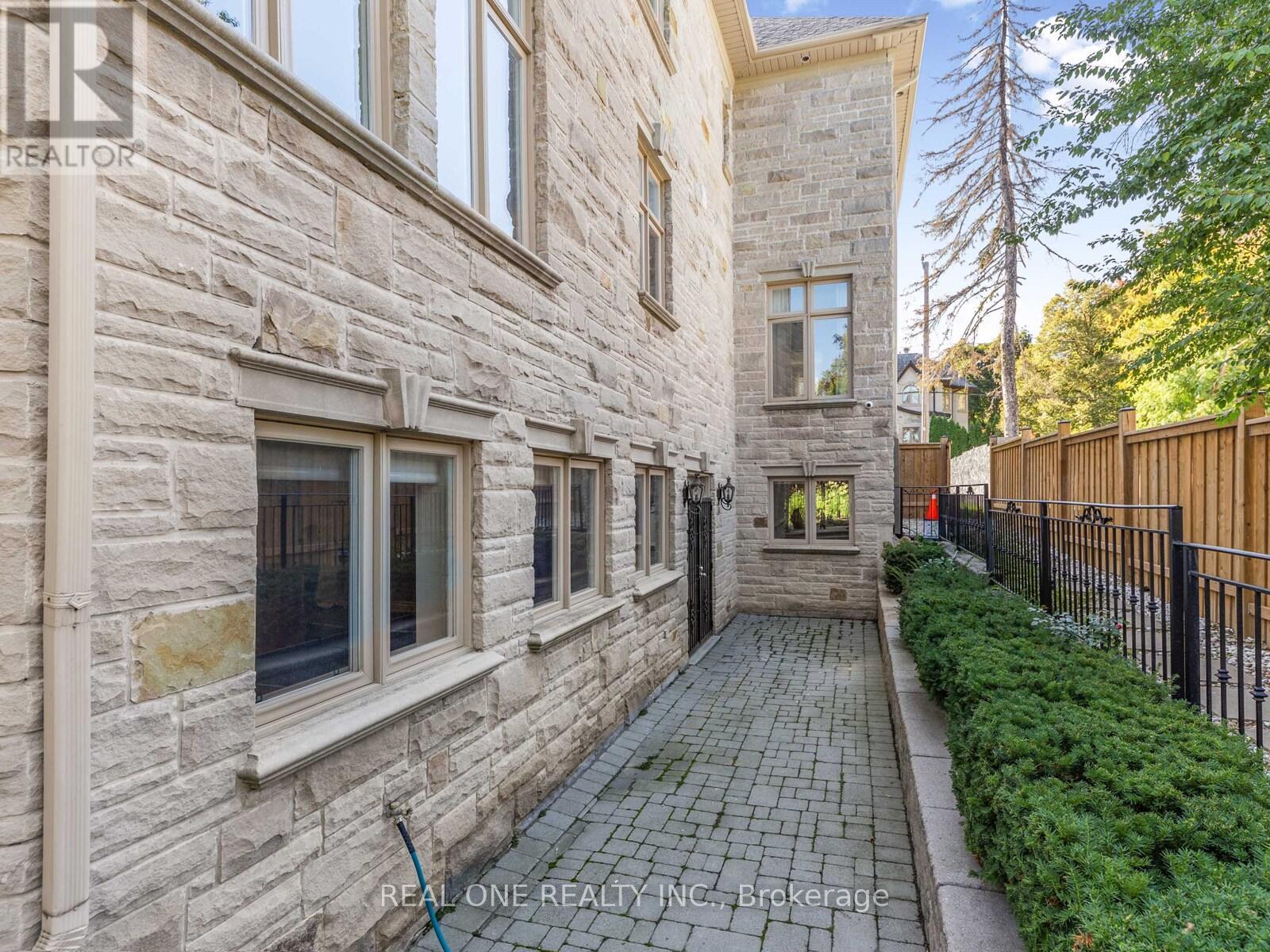 25 Dempsey Crescent, Toronto, Ontario  M2L 1Y4 - Photo 26 - C12455840