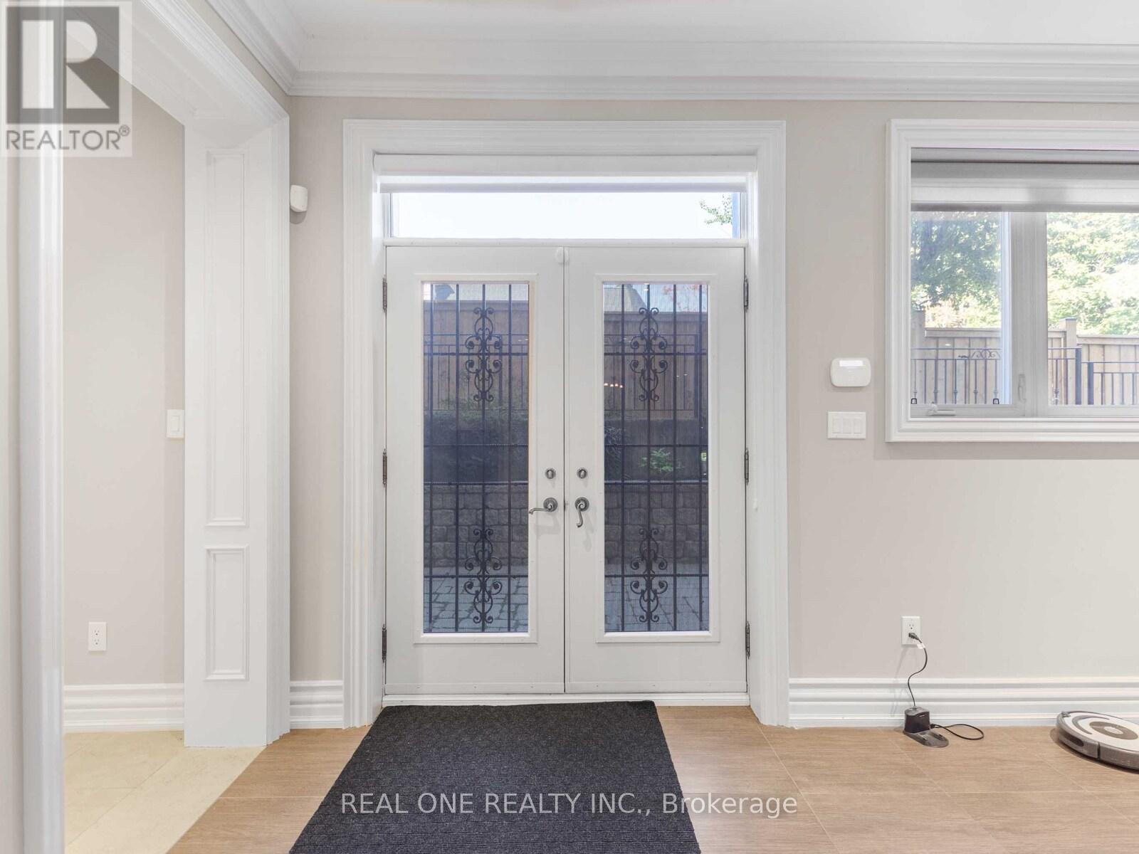 25 Dempsey Crescent, Toronto, Ontario  M2L 1Y4 - Photo 3 - C12455840