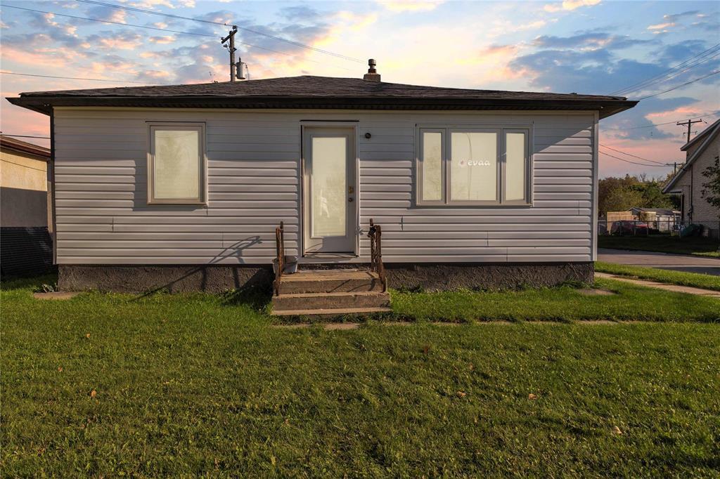 1739 King Edward Street, Winnipeg, Manitoba  R2R 0M3 - Photo 1 - 202522512