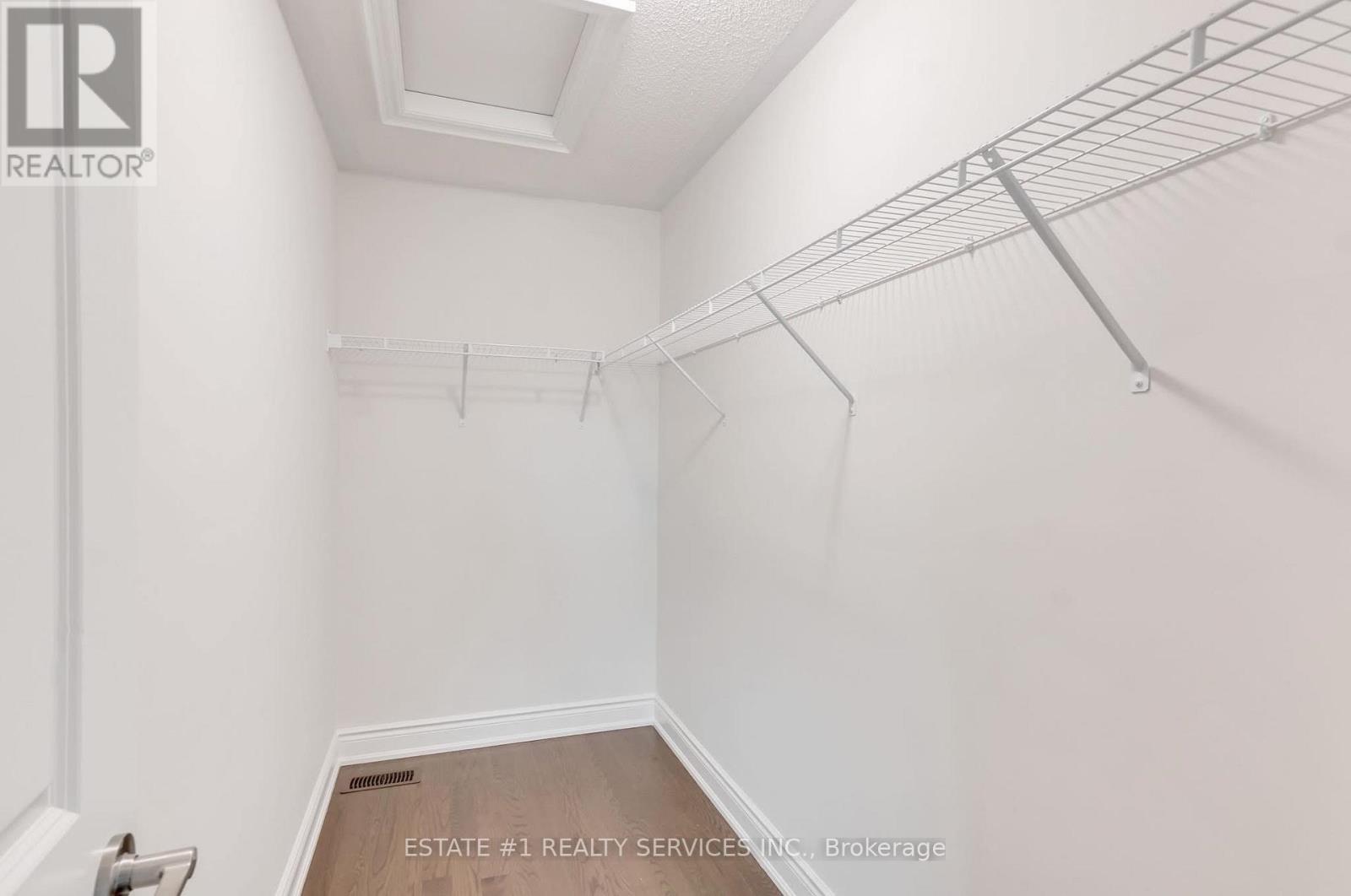 29 Bermondsey Way, Brampton, Ontario  L6Y 0E4 - Photo 3 - W12455859